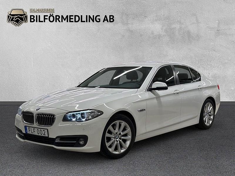 Vit Begagnad 2014 BMW 520 Sedan | 139 800 kr (Marknadspris) - Bild 1/4
