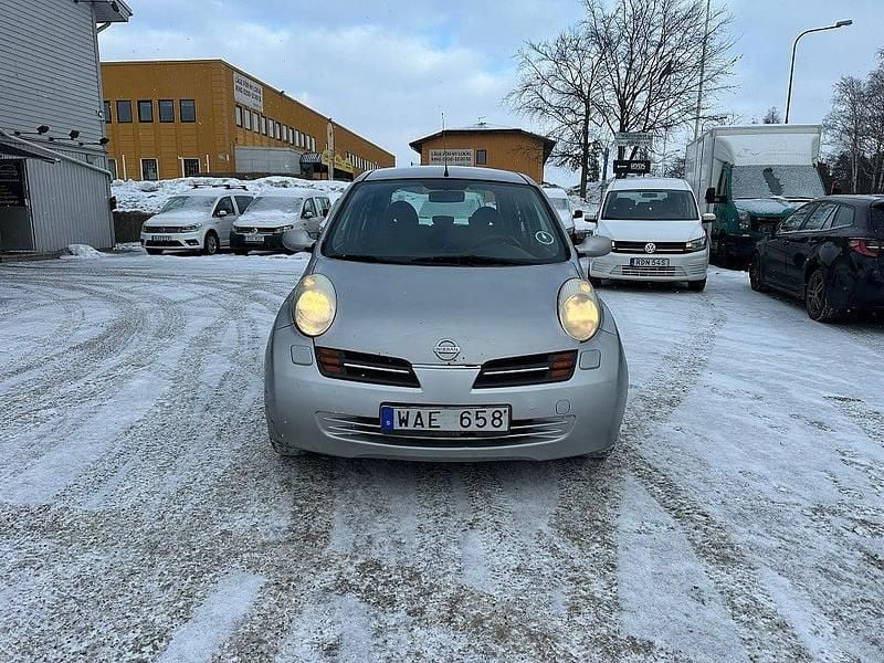 Begagnad Nissan Micra 65 HK (47 kW) 2004 Silver Halvkombi
