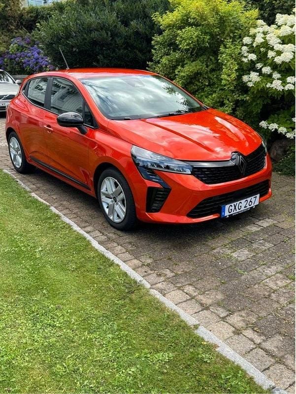 Orange Begagnad 2024 Renault Clio V Evolution Halvkombi | 245 000 kr (Marknadspris) - Bild 1/4