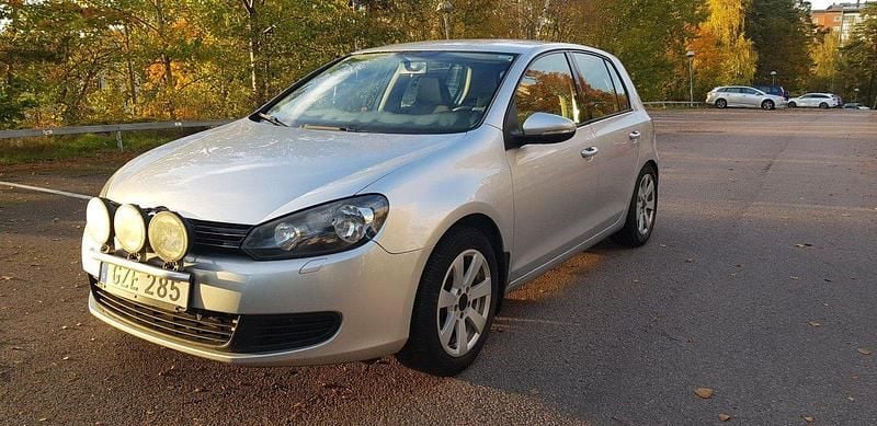 Silver Begagnad 2009 VW Golf VI Halvkombi | 45 000 kr (Bra pris) - Bild 1/4