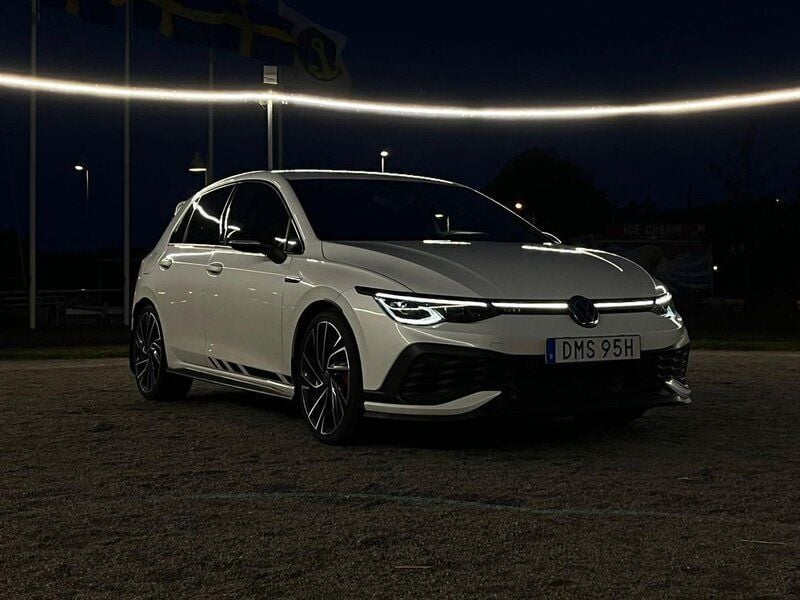 Vit Begagnad 2021 VW Golf VIII GTI Clubsport Halvkombi | 353 000 kr (Bra pris) - Bild 1/4