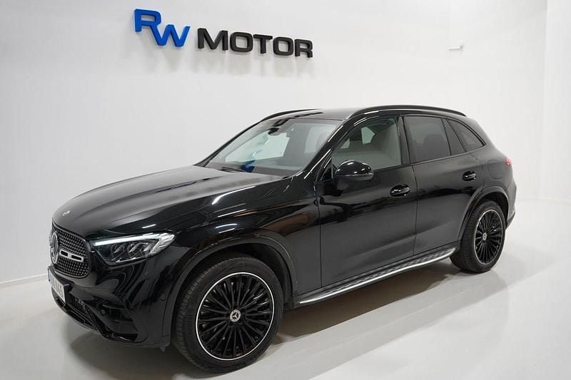 Svart Begagnad 2023 Mercedes GLC300e AMG SUV | 619 900 kr (Superpris) - Bild 1/4