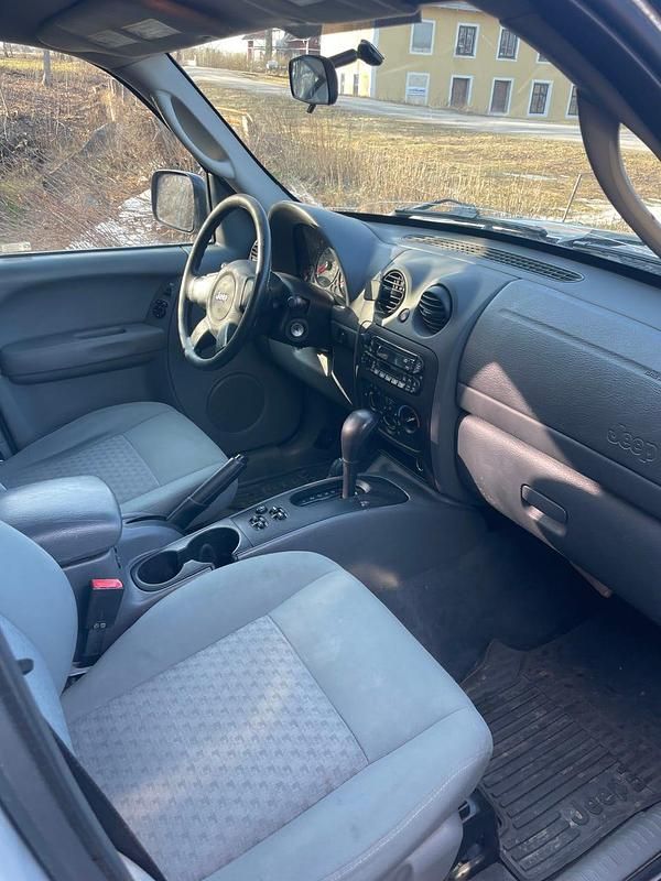 Begagnad Jeep Cherokee 204 HK (150 kW) 2005 SUV