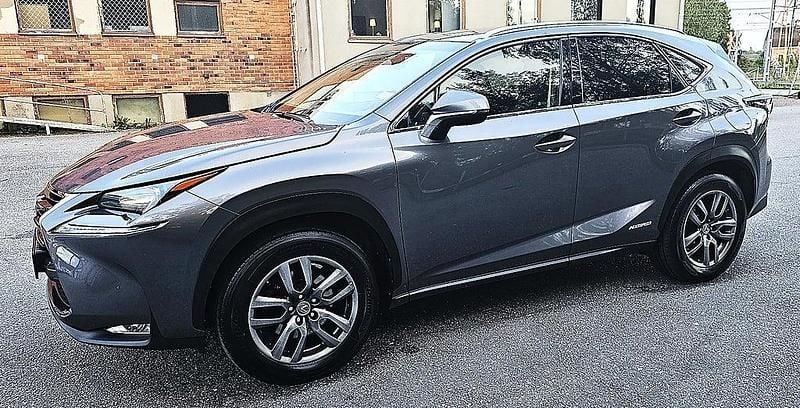 Grå Begagnad 2017 Lexus NX300h Executive Line SUV | 159 900 kr (Superpris) - Bild 1/4