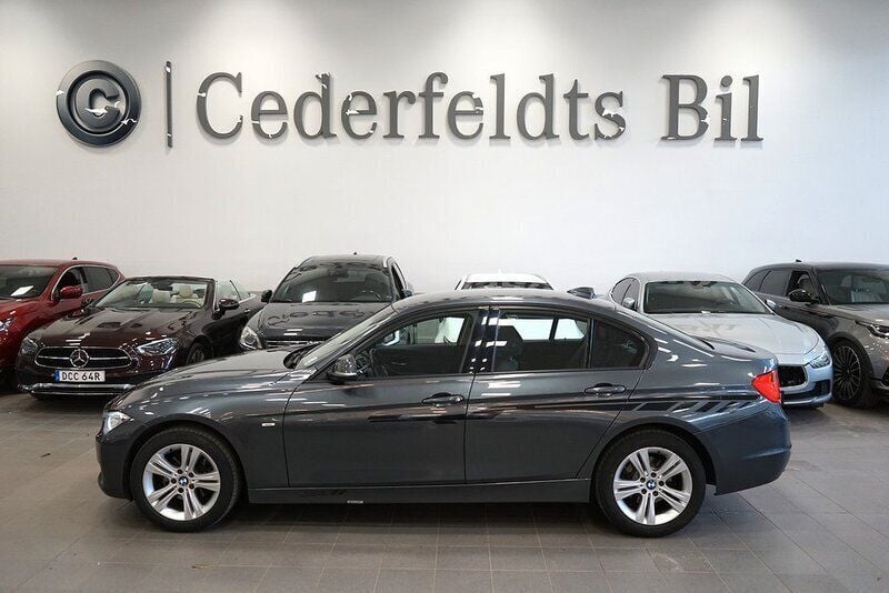 Grå Begagnad 2013 BMW 320 Sedan | 129 800 kr (Marknadspris) - Bild 1/4
