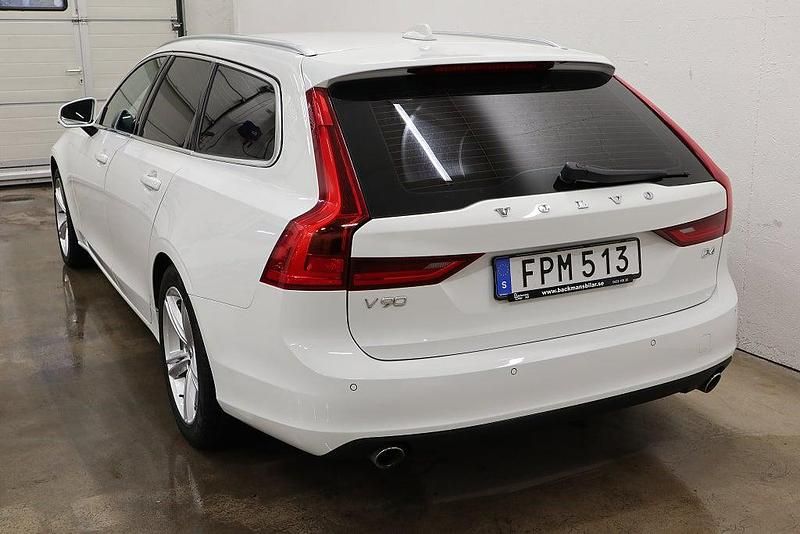 Begagnad Volvo V90 Momentum 190 HK (139 kW) 2016 Vit (ice white) Kombi