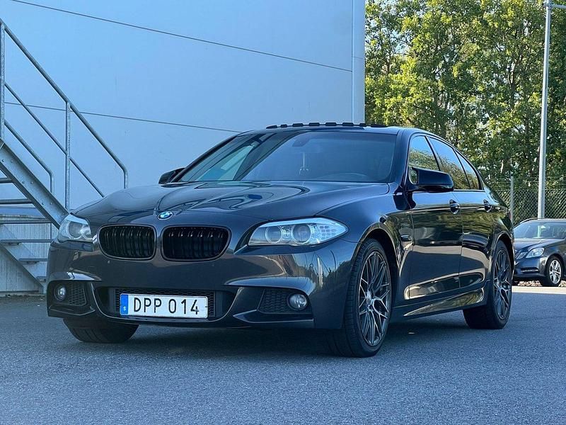 Grå Begagnad 2010 BMW 530 Sport Line Sedan | 139 900 kr (Lite dyr) - Bild 1/4