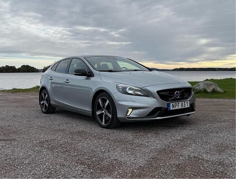 Silver Begagnad 2015 Volvo V40 R-Design Kombi | 155 000 kr (Marknadspris) - Bild 1/4