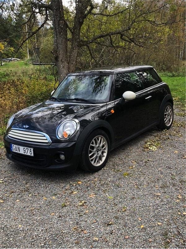 Svart Begagnad 2013 Mini ONE Halvkombi | 59 000 kr (Superpris) - Bild 1/4