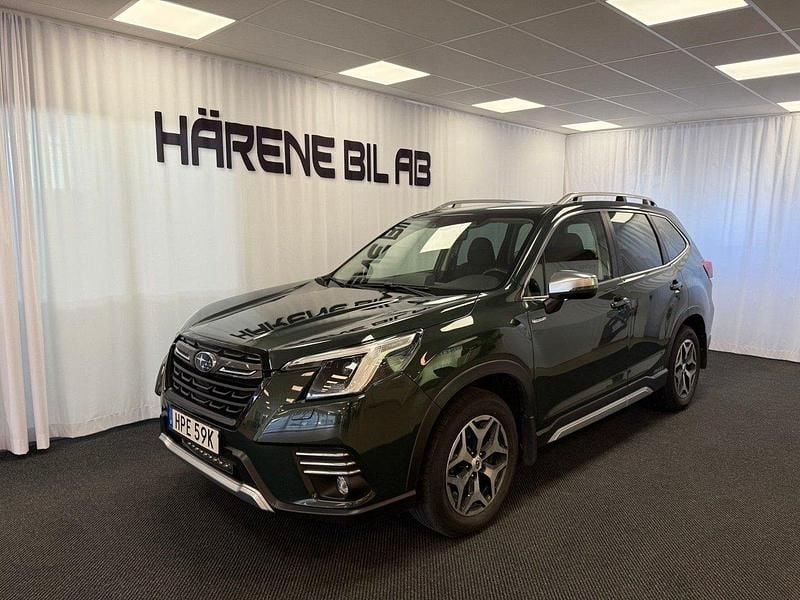 Grön (cascade green silica) Begagnad 2022 Subaru Forester Active SUV | 349 000 kr (Dyr) - Bild 1/4