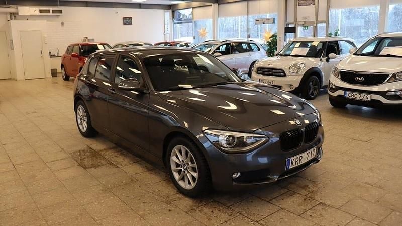 Grå Begagnad 2012 BMW 118 Halvkombi | 129 900 kr (Marknadspris) - Bild 1/4