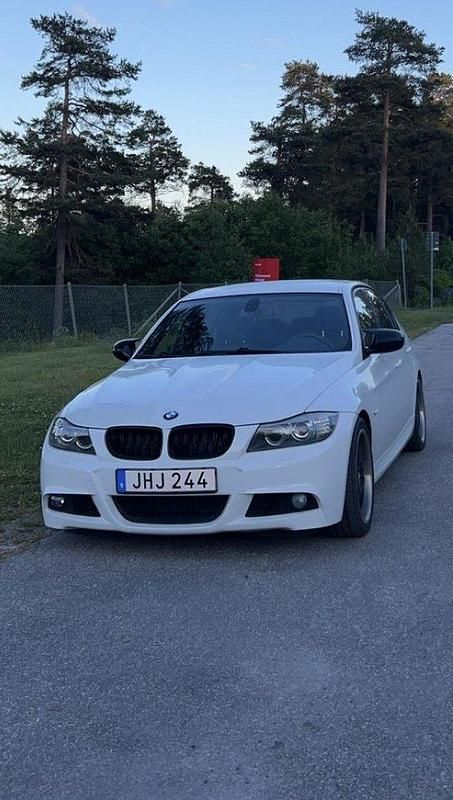 Vit Begagnad 2009 BMW 325 Comfort Edition Sedan | 79 000 kr (Marknadspris) - Bild 1/4