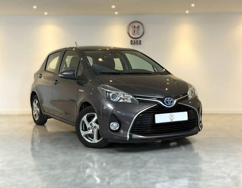 Grå Begagnad 2016 Toyota Yaris Hybrid Active Halvkombi | 119 000 kr (Marknadspris) - Bild 1/4