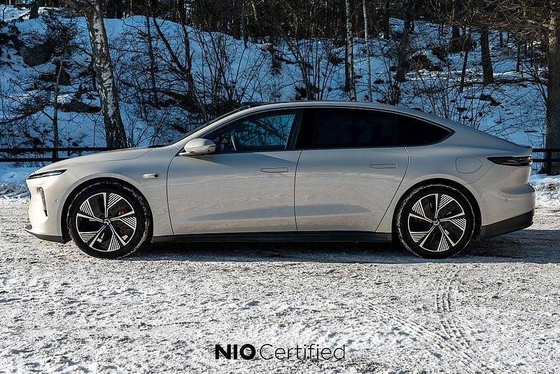 Begagnad Nio ET7 480 kW (653 HK) 2022 Ljusgrå Sedan