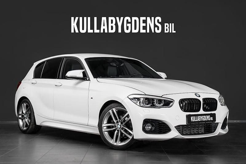 Alpinvit. Begagnad 2018 BMW 118 M Sport Halvkombi | 199 000 kr (Marknadspris) - Bild 1/4