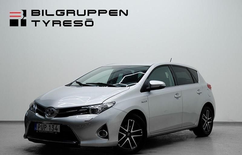 Silver Begagnad 2015 Toyota Auris Halvkombi | 129 900 kr (Marknadspris) - Bild 1/4