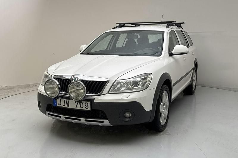 Vit Begagnad 2013 Skoda Octavia Scout Kombi | 35 000 kr (Marknadspris) - Bild 1/4