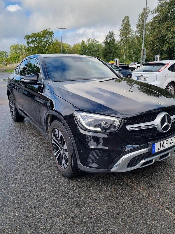 Svart Begagnad 2023 Mercedes GLC220 Sportkupé | 425 000 kr (Bra pris) - Bild 1/4
