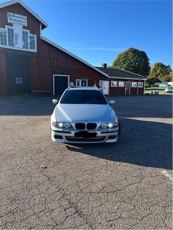 Grå Begagnad 2003 BMW 530 M Sport Kombi | 30 000 kr (Superpris) - Bild 1/4