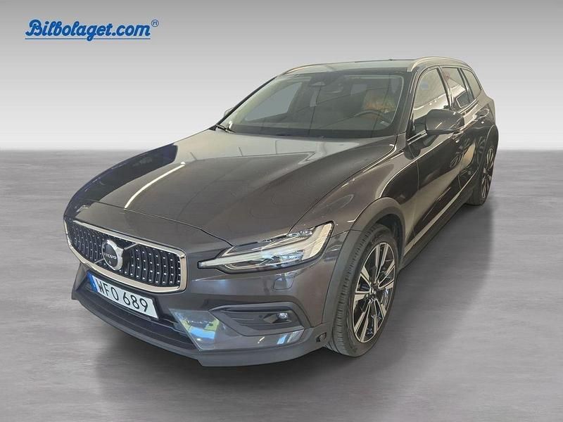 Grå Begagnad 2023 Volvo V60 CC Plus Kombi | 436 900 kr (Marknadspris) - Bild 1/4