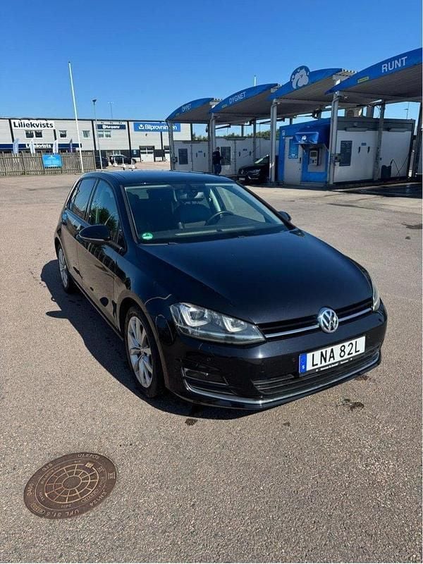 Svart Begagnad 2014 VW Golf VII Highline Halvkombi | 115 000 kr (Superpris) - Bild 1/4