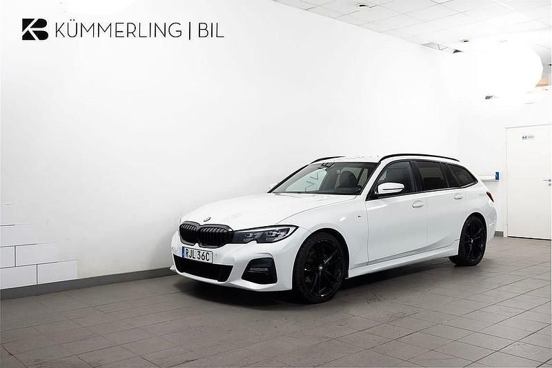 Vit Begagnad 2021 BMW 320 Shadowline Kombi | 259 900 kr (Marknadspris) - Bild 1/4