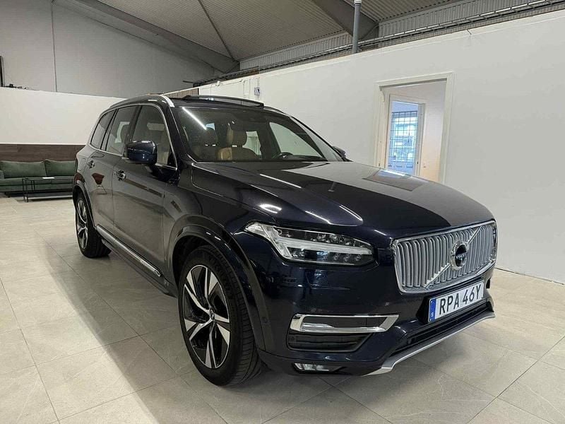 Mörkblå (blå) Begagnad 2016 Volvo XC90 Inscription SUV | 319 900 kr (Marknadspris) - Bild 1/4