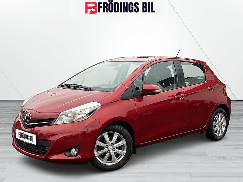 Röd Begagnad 2013 Toyota Yaris Halvkombi | 109 900 kr (Marknadspris) - Bild 1/4