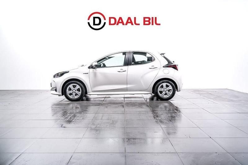 Vit Begagnad 2021 Toyota Yaris Hybrid Active Halvkombi | 189 700 kr (Bra pris) - Bild 1/4