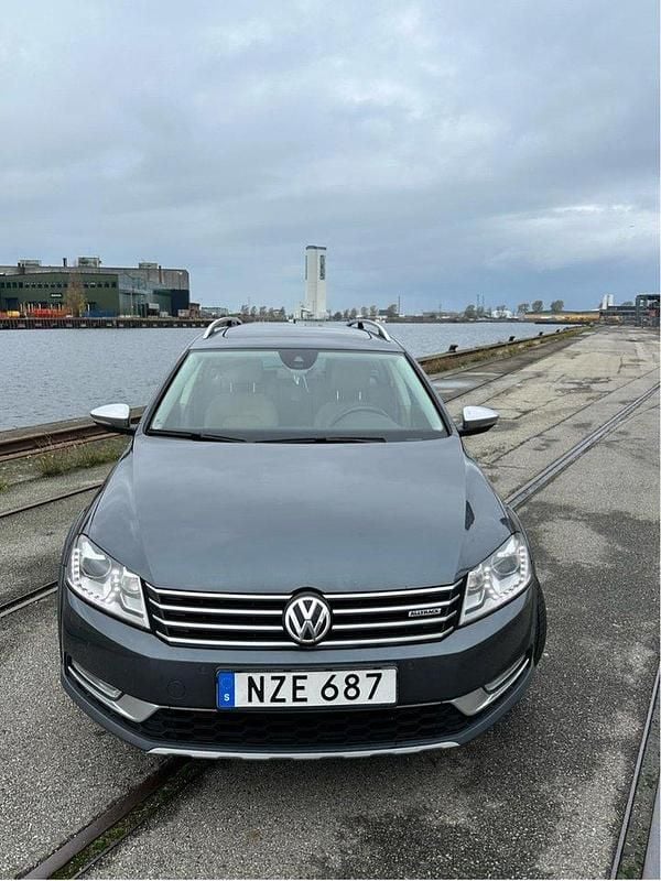 Grå Begagnad 2014 VW Passat Alltrack Kombi | 137 900 kr (Lite dyr) - Bild 1/4