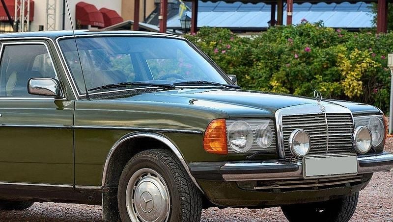 Mörkgrön Begagnad 1981 Mercedes 300 Sedan | 299 900 kr - Bild 1/4