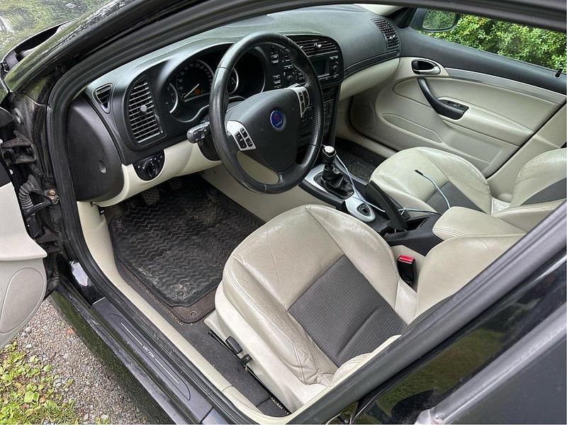 Svart Begagnad 2006 Saab 9-3 Vector Kombi | 19 000 kr (Marknadspris) - Bild 1/4