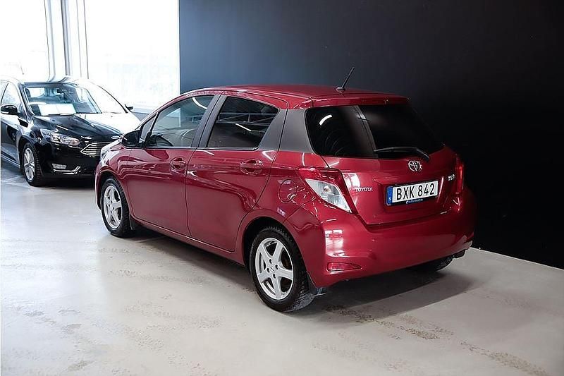Begagnad Toyota Yaris Edition 99 HK (72 kW) 2014 Röd Halvkombi