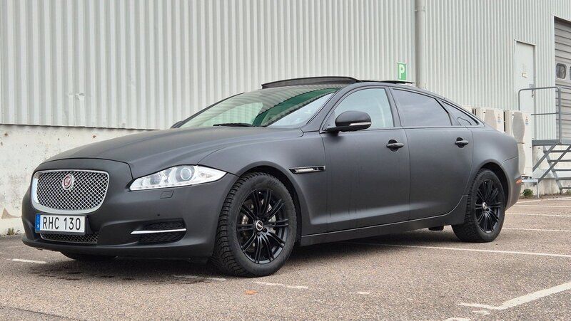 Svart Begagnad 2015 Jaguar XJ Sedan | 259 900 kr (Marknadspris) - Bild 1/4