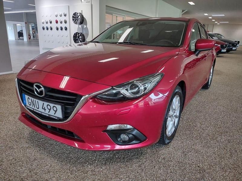 Röd Begagnad 2015 Mazda 3 Vision Halvkombi | 145 900 kr (Marknadspris) - Bild 1/4