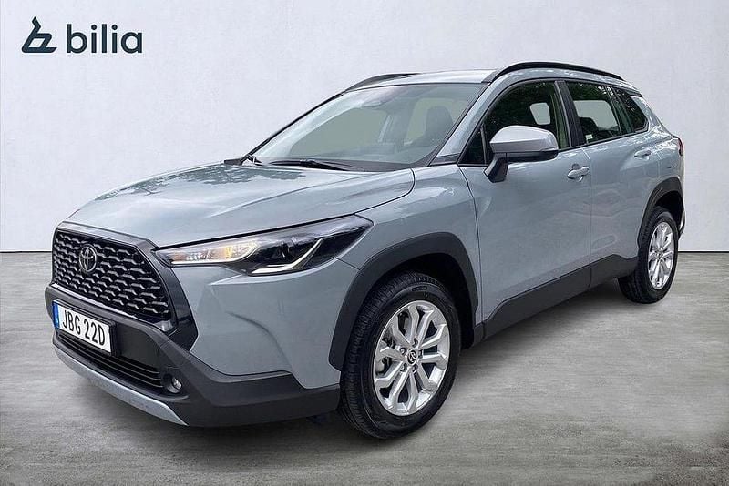 Grå Begagnad 2025 Toyota Corolla Cross Active SUV | 369 900 kr (Marknadspris) - Bild 1/3