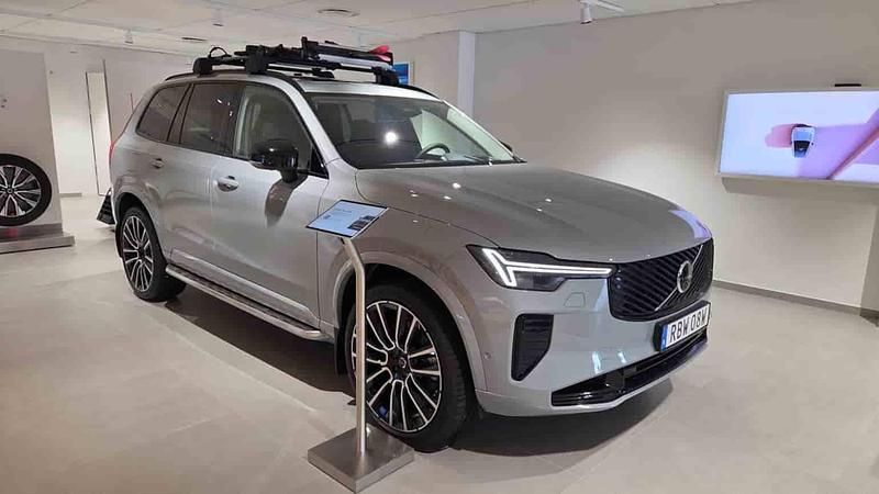 Grå Ny 2025 Volvo XC90 SUV | 1 009 900 kr (Lite dyr) - Bild 1/1