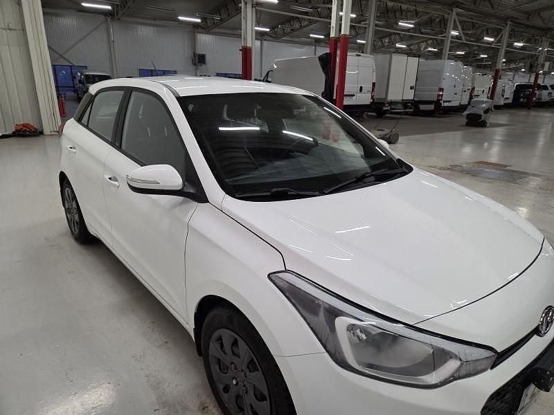 Begagnad Hyundai i20 Comfort 75 HK (55 kW) 2017 Vit Halvkombi