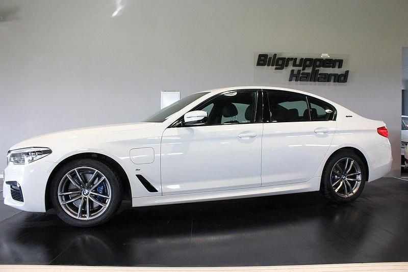 Vit Begagnad 2018 BMW 530e iPerformance Sedan | 289 900 kr (Lite dyr) - Bild 1/3