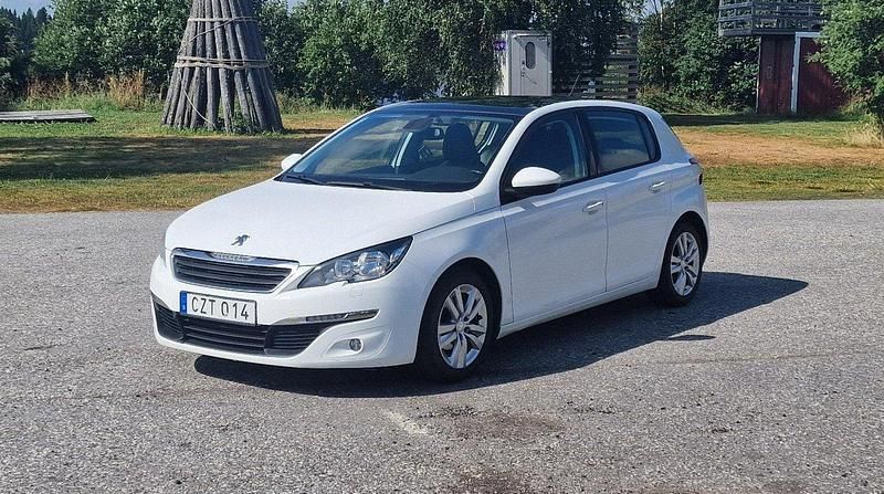 Vit Begagnad 2015 Peugeot 308 Active Halvkombi | 55 000 kr (Bra pris) - Bild 1/4
