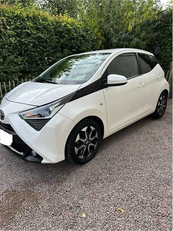 Vit Begagnad 2019 Toyota Aygo X-play Halvkombi | 98 000 kr (Marknadspris) - Bild 1/4