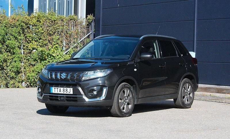Svart Begagnad 2022 Suzuki Vitara SUV | 289 500 kr (Lite dyr) - Bild 1/4
