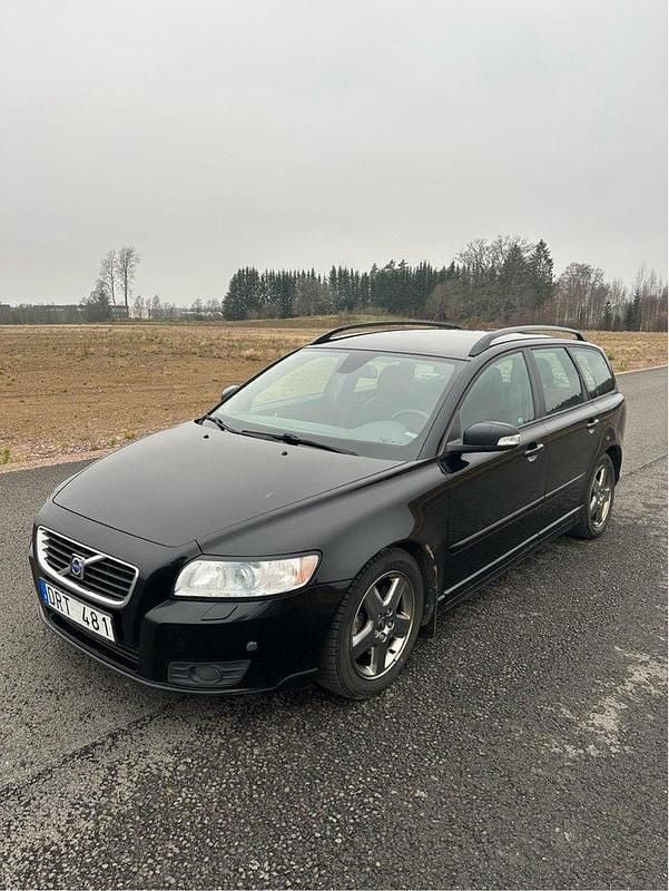 Svart Begagnad 2008 Volvo V50 Momentum Kombi | 21 900 kr (Superpris) - Bild 1/4