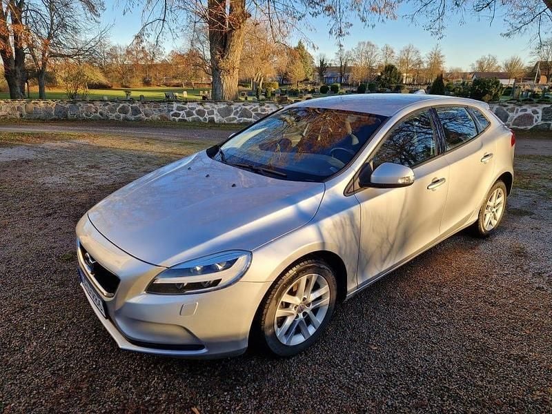 Begagnad Volvo V40 122 HK (89 kW) 2017 Gray metallic Halvkombi