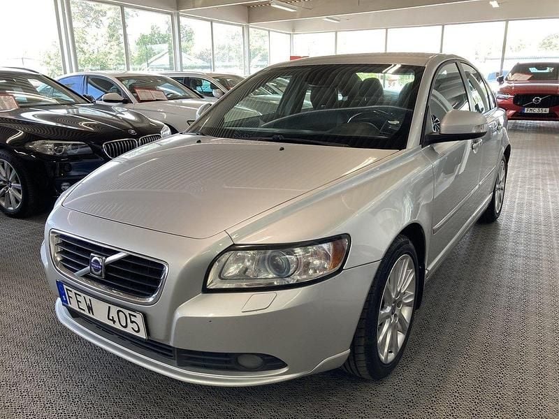 Ljusgrå Begagnad 2009 Volvo S40 Momentum Sedan | 44 900 kr (Marknadspris) - Bild 1/4