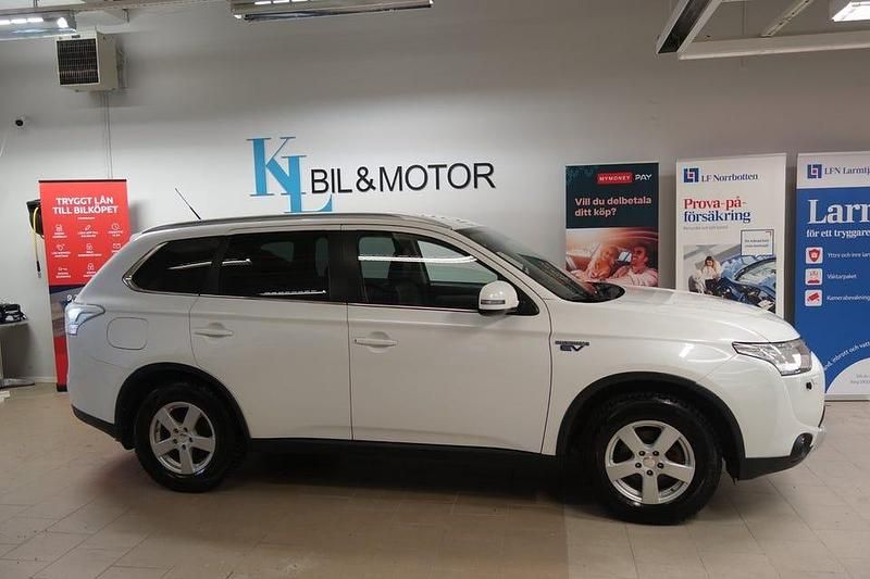 Begagnad Mitsubishi Outlander 203 HK (149 kW) 2015 Vit metallic SUV