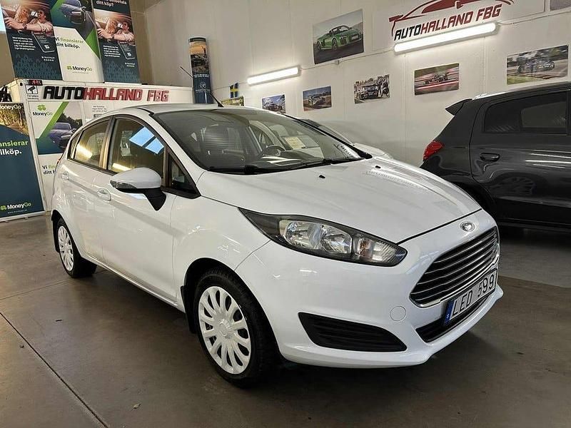 Vit Begagnad 2013 Ford Fiesta Trend Halvkombi | 45 900 kr (Marknadspris) - Bild 1/4