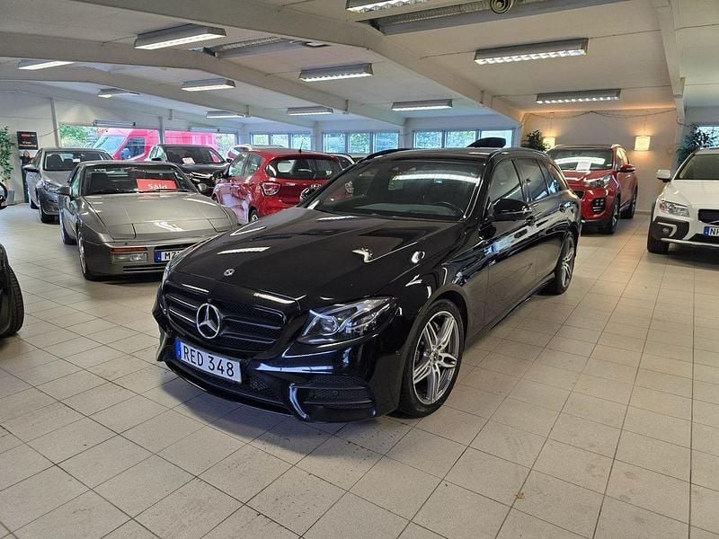 Svart Begagnad 2017 Mercedes E220 AMG line Kombi | 299 000 kr (Marknadspris) - Bild 1/4