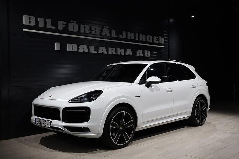 Vit Begagnad 2023 Porsche Cayenne Platinum Edition SUV | 929 000 kr (Marknadspris) - Bild 1/4
