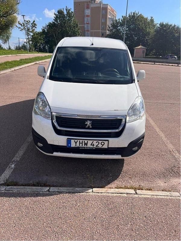 Vit Begagnad 2016 Peugeot Partner Minibuss | 79 000 kr (Lite dyr) - Bild 1/4